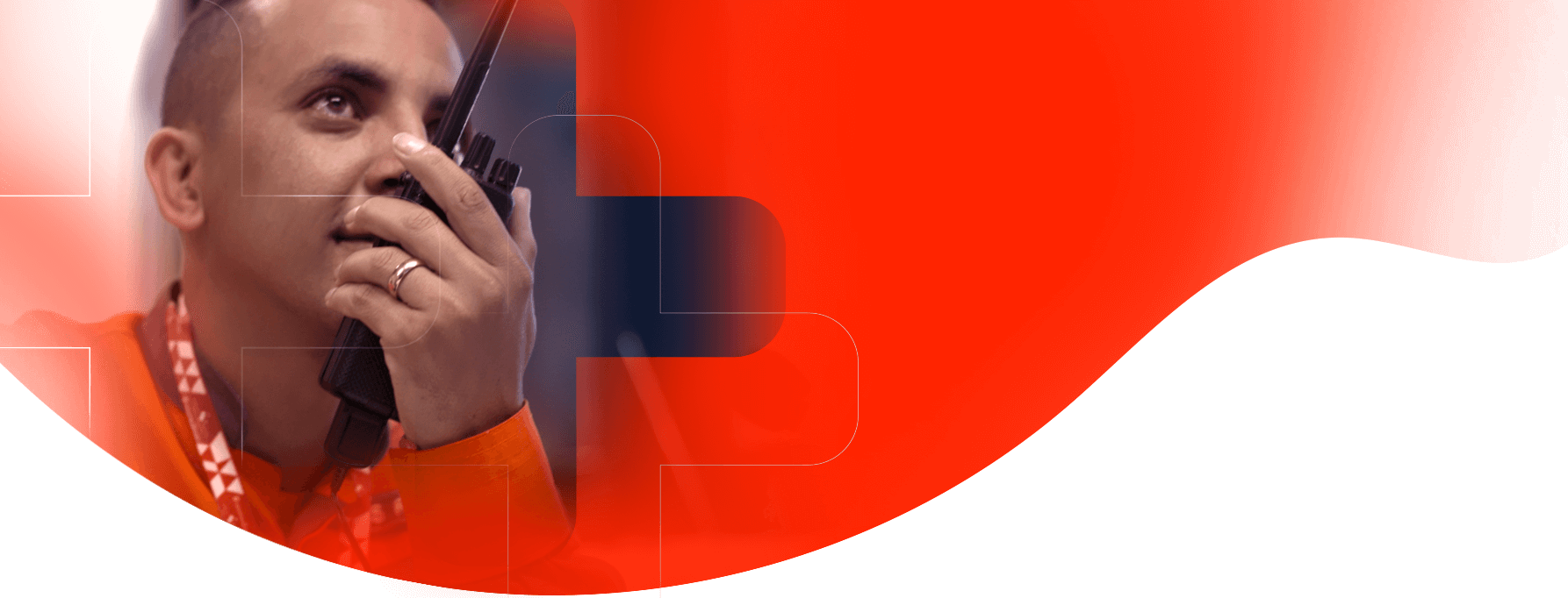 Banner com texto "Fale Conosco" e a foto de um med member falando em um rádio comunicador.